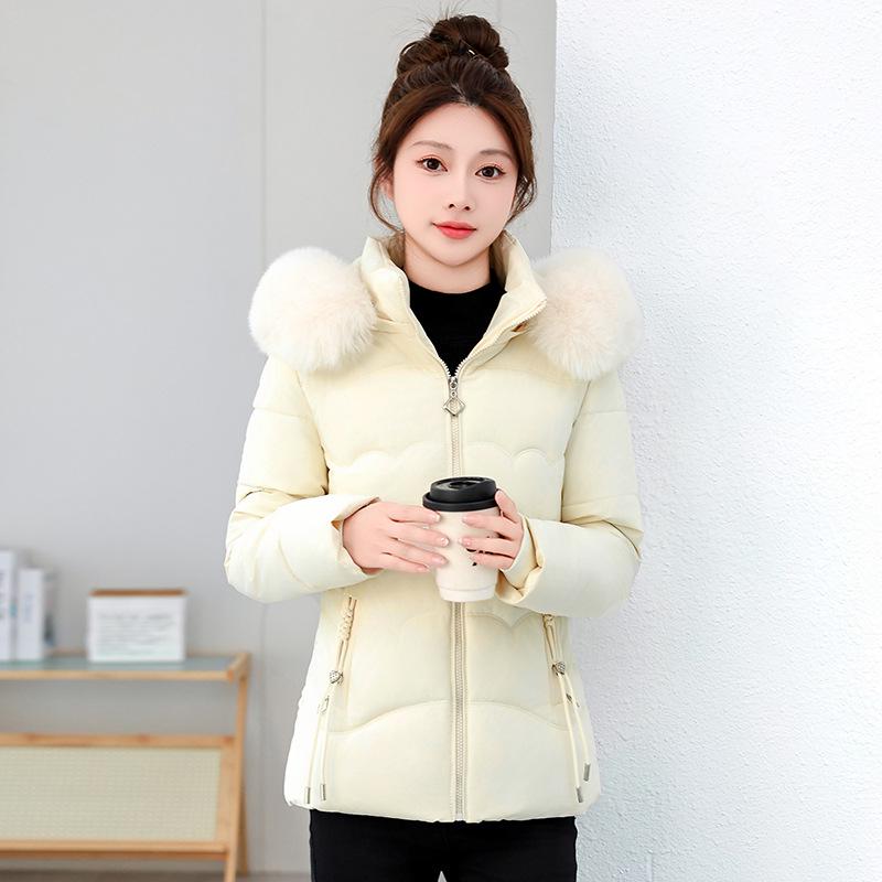 Женское зимнее хлопковое пальто приталенного силуэта в корейском стиле с меховым воротником