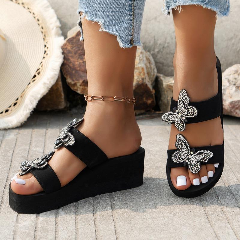 Тапочки на танкетке с кристаллами-бабочками для женщин 2024 года, сандалии большого размера на толстой подошве, женские нескользящие шлепанцы на платформе Mujer