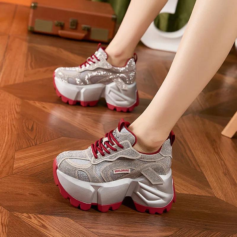 Мода Высокое качество 11СМ Микрофибра Кожа 2025 Весенняя обувь Ботильоны Женщины Вулканизированные Массивные Кроссовки Платформа Клин Блеск Осень