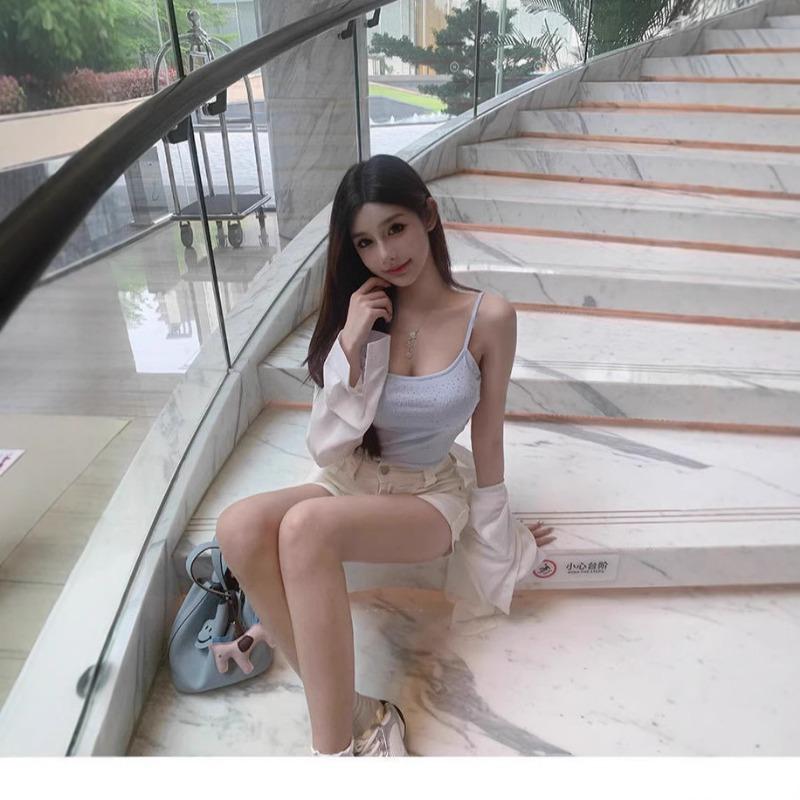 Жилет для девочек Spice Girl с квадратным воротничком из искусственного шелка и тонкими плечевыми ремнями и накладкой на грудь