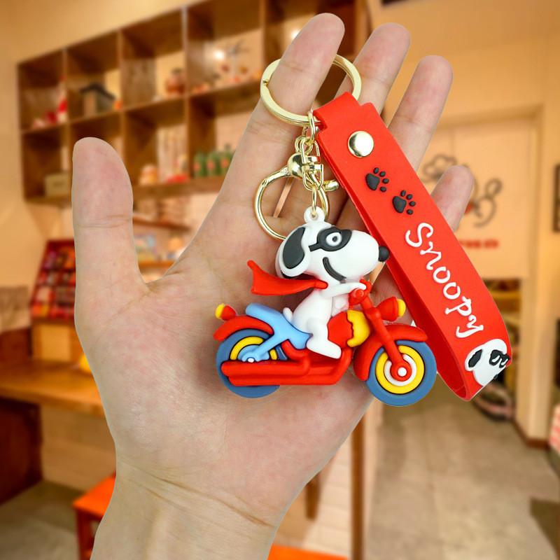 Очаровательный брелок Snoopy Стильный мультяшный брелок для автомобильных и сумочных аксессуаров