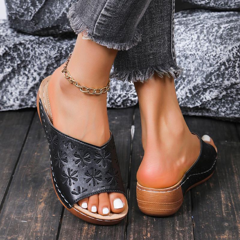 Летние женские тапочки на среднем каблуке, 2024 г., пляжная обувь на платформе с открытым носком, женские уличные нескользящие сандалии на танкетке, легкие повседневные шлепанцы