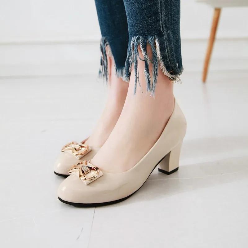 Модная женская обувь 2024 года, брендовые туфли без застежек на высоком каблуке для женщин, модные металлические украшения для офиса и карьеры, горячая распродажа, туфли на каблуках с круглым носком для женщин