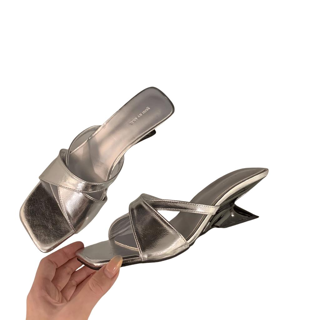 Клиновидный каблук, перекрещенные ремешки, крутые тапочки, туфли феи, модная верхняя одежда, 2024 новые летние нишевые босоножки на высоком каблуке