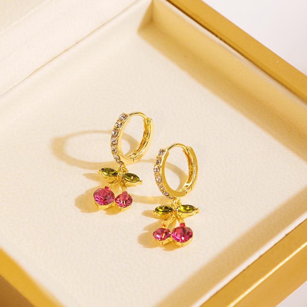 Серьги-пусеты с подвесками в виде капель из жемчуга и красных сердец: Французские ретро винтажные каффы для осени и зимы.