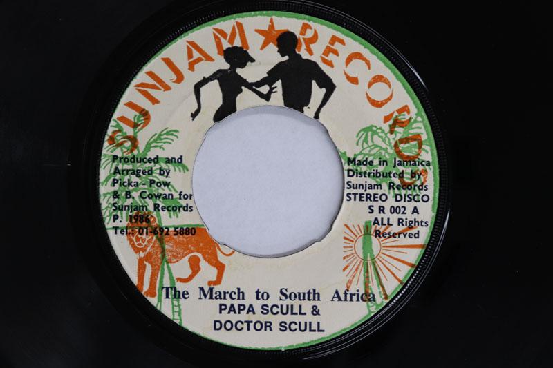 7-дюймовая пластинка PAPA SCULL DOCTOR SCULL March To South Africa Версия SR002 SUNJAM RECORDS 1986 Ямайка Регги Ска Даб Б/у
