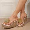 Женские сандалии на наклонном каблуке с толстой подошвой, трехмерные металлические цветы на высоком каблуке, модные для отдыха золотые, серебряные сандалии, летние тапочки