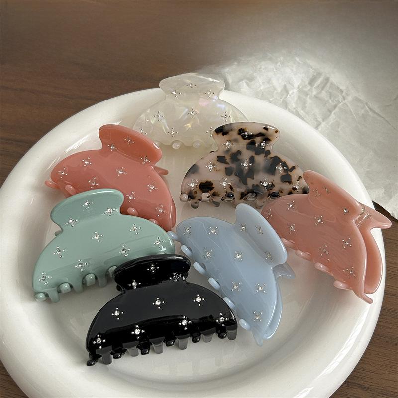 Поделиться Красота Ацетат Candy Заколка для волос: Элегантная, украшенная бриллиантами, компактная заколка-акула идеально подойдет для придания свежего вида вашей прическе.