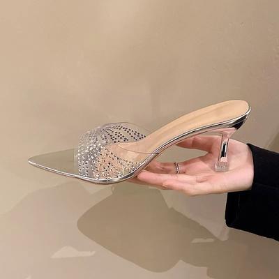 2025 Женские дизайнерские сандалии Летние уличные шлепанцы Шпильки Заостренный носок Открытый носок