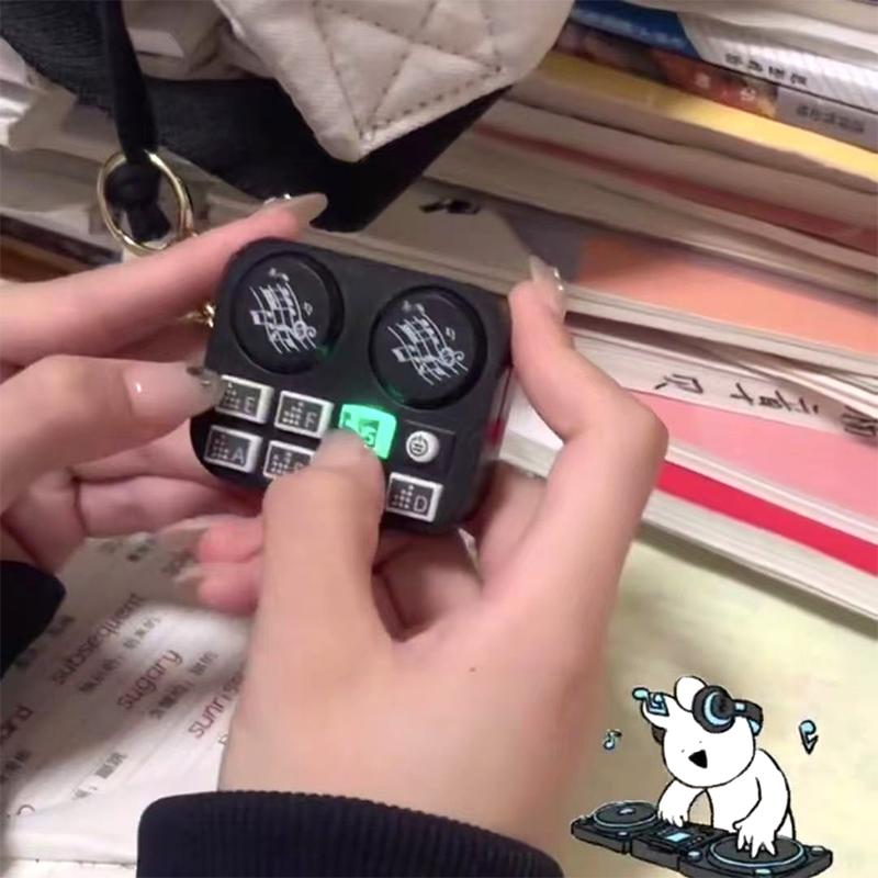 Creative Mini Dj Machine Music Keychain Funny Luminous Sound Toy Keyring Car Key Holder Bag Pendant Backpack Hanging Decoration