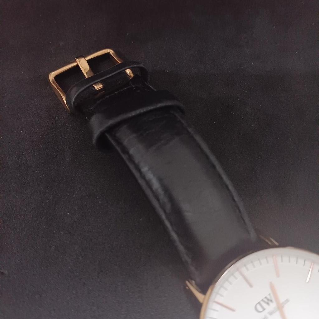 Подержанные белые часы Daniel Wellington