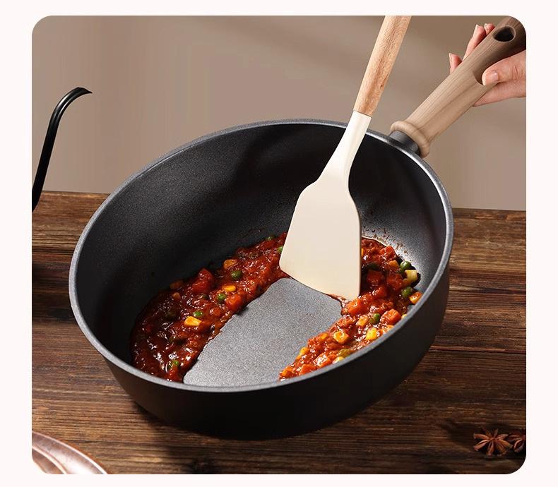 Lightweight Non-Stick Titanium Wok for Induction Cookers - Ideal for Frying Steak & Eggs