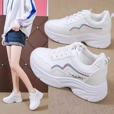 Женская обувь платформа кожаная поверхность 2025 весна новая универсальная увеличение роста повседневная кожаная поверхность спортивная белая обувь