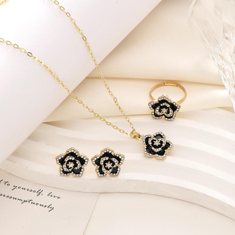 Комплект украшений «Корея Камелия»: Элегантное ожерелье, серьги и кольца в стиле легкой роскоши