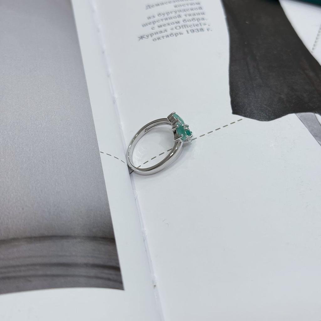 Серебряное кольцо с натуральным изумрудом, фианитами, вес изделия 2,4 гр (2172291)