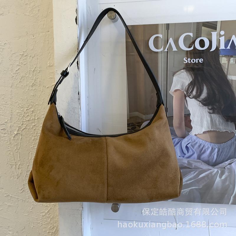 Модный замшевый изысканный универсальный с высоким темпераментом на одно плечо портативный простой 2025 осенний женский клатч-подмышка