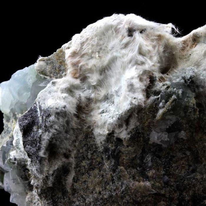 Pierres et Minéraux. Prehnite. 2252.0 ct. La Combe de la Selle, Bourg d'Oisans, France..