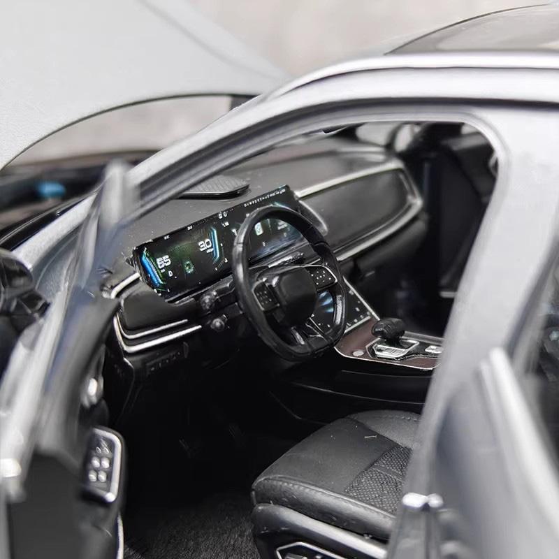 Original 1:18 scale alloy car model for the new X7 new energy SUV, perfect for collectors