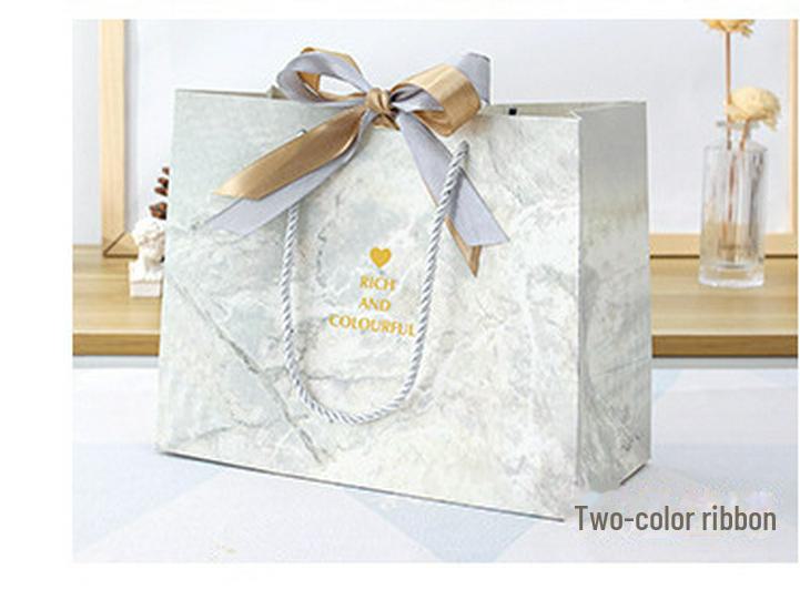 Подарочный пакет с современным мраморным узором для одежды и косметики