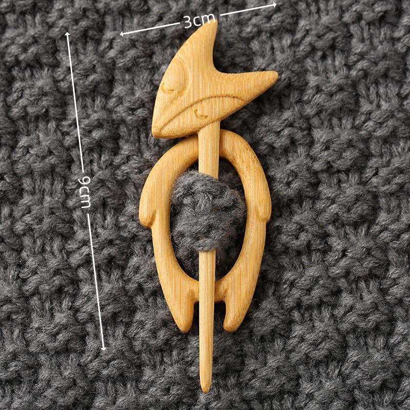 Brooch Pin with Woodenanimal Pattern