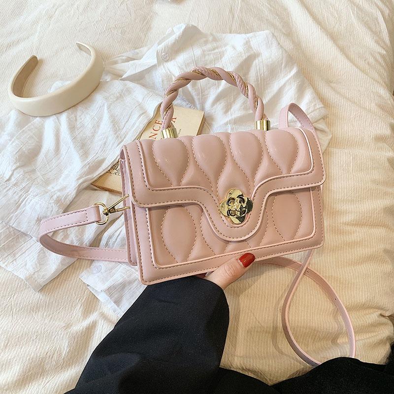 Маленькая и модная ручная маленькая квадратная сумка с нишевым дизайном для женщин. Новая зимняя нишевая сумка 2024 года с текстурой. Сумка через плечо Instagram.