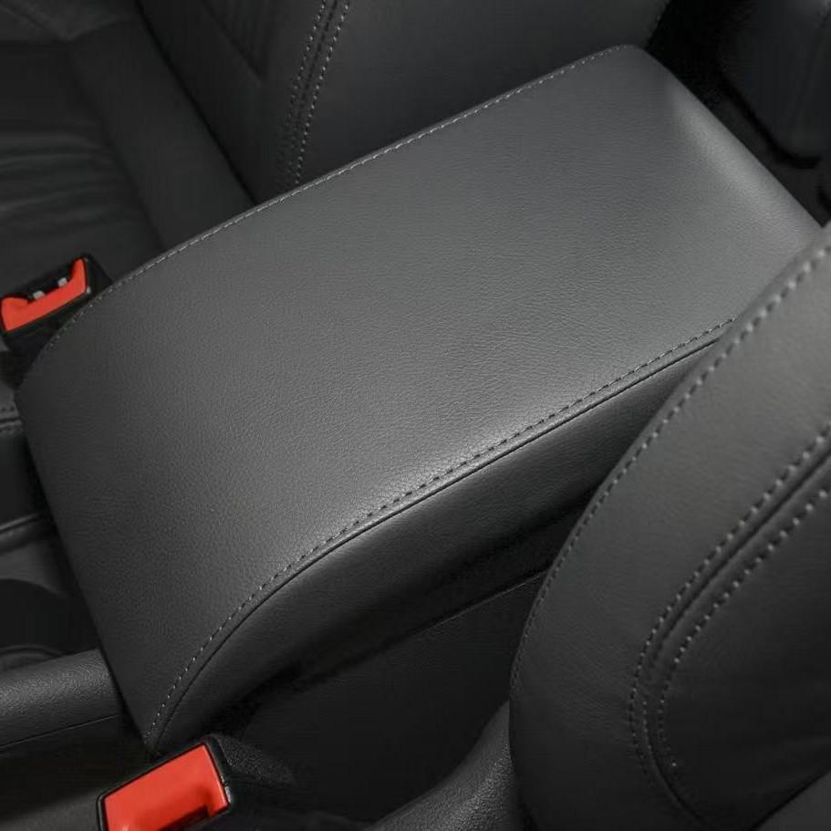 Volkswagen Touran 04-12 Кожаная накладка на центральный подлокотник - Аксессуар для интерьера автомобиля