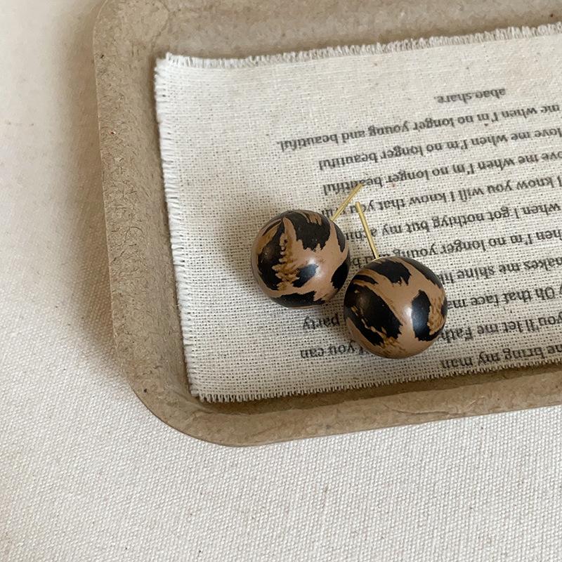 Нишевые высококачественные серьги-гвоздики из смолы с леопардовым принтом, женские осенне-зимние ретро-легкие роскошные модные элегантные универсальные серьги для поездок на работу