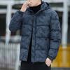 Зимняя пуховая одежда с хлопковой подкладкой для молодых мужчин с утепленными шапками и водонепроницаемой камуфляжной повседневной одеждой с хлопковой подкладкой.
