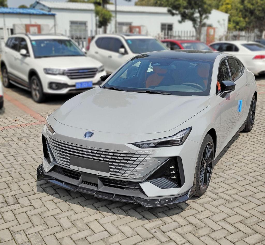 Комплект переднего сплиттера и заднего спойлера для Changan UNI-V 2022: Неразрушающая установка с защитой бампера