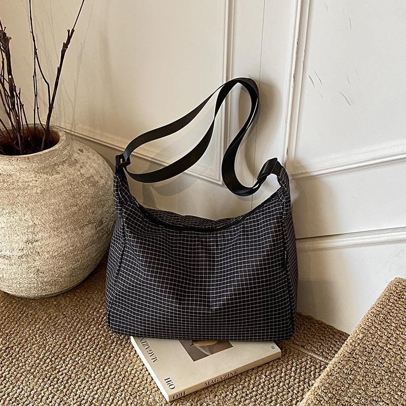 Японская сумка большой вместимости женская 2025 новая трендовая модная на одно плечо осенняя повседневная повседневная кроссбоди спортивная тканевая сумка