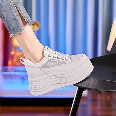 Маленькие белые туфли высокой стоимости женские универсальные 2025 лето новая легкая обувь на платформе с мягкой подошвой повседневная обувь на толстой подошве увеличивающая рост женская обувь