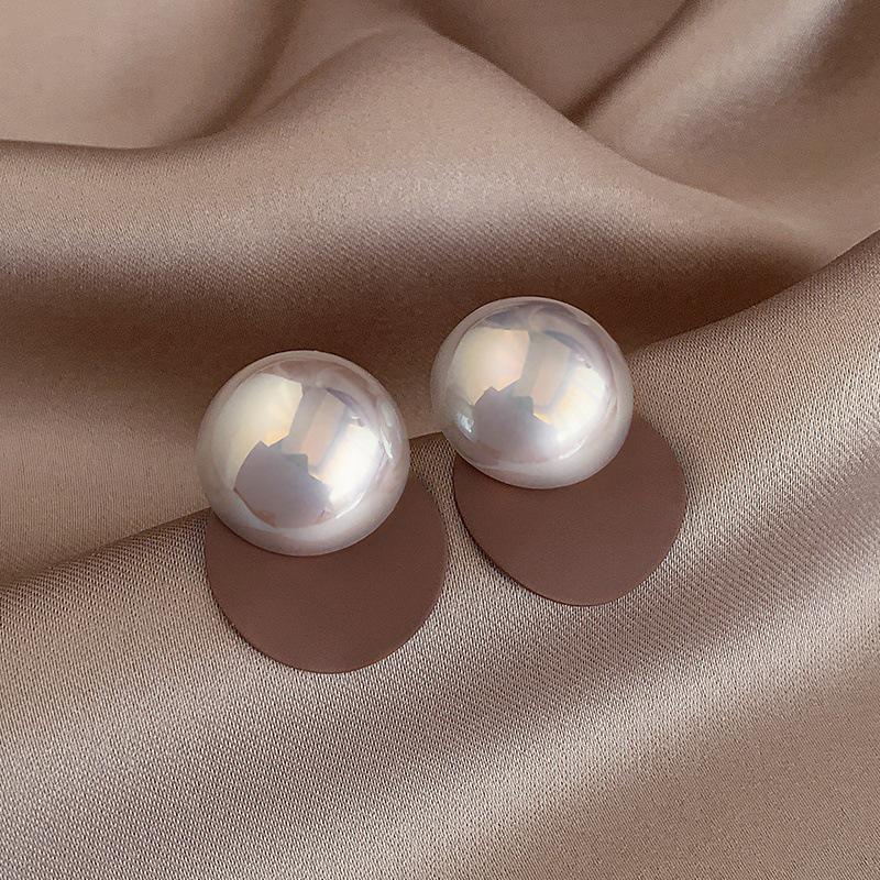 2024 Высококачественные серьги-пусеты с жемчугом: Французский стиль легкой роскоши для женщин