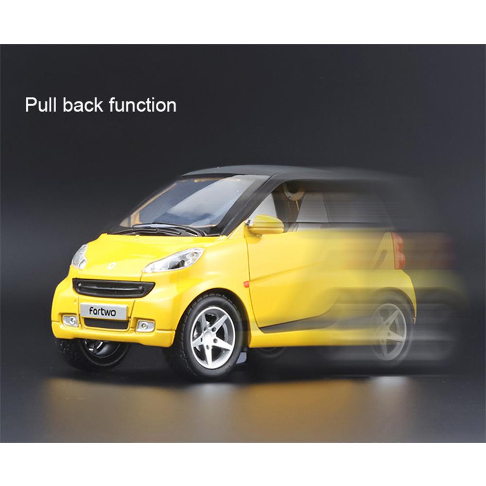 1/32 Smart Fortwo имитирует модели автомобильного освещения и музыки, чтобы вернуть электронные игрушки и автомобильные игрушки обратно в модель автомобиля из сплава