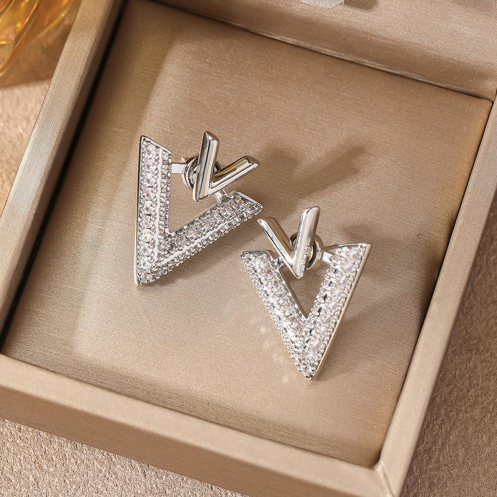 V Letter Stud Earrings, Women's Light Luxury Design, Simple and Exquisite Feeling, Wearing Triangular Cold Wind Earrings Before and After