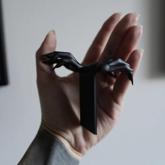 Закладка для книги «Рука дьявола на Хэллоуин» из жуткой смолы «Коготь демона» 3D-маркер для книги, украшение для рабочего стола, аксессуары для чтения, подарок на день рождения