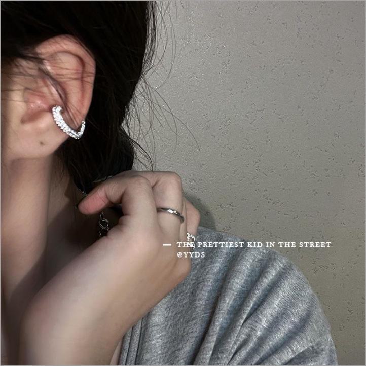 Snake-Shaped Ear Cuff: No Piercing Needed, Elegant 2024 Celebrity-Inspired Earrings.