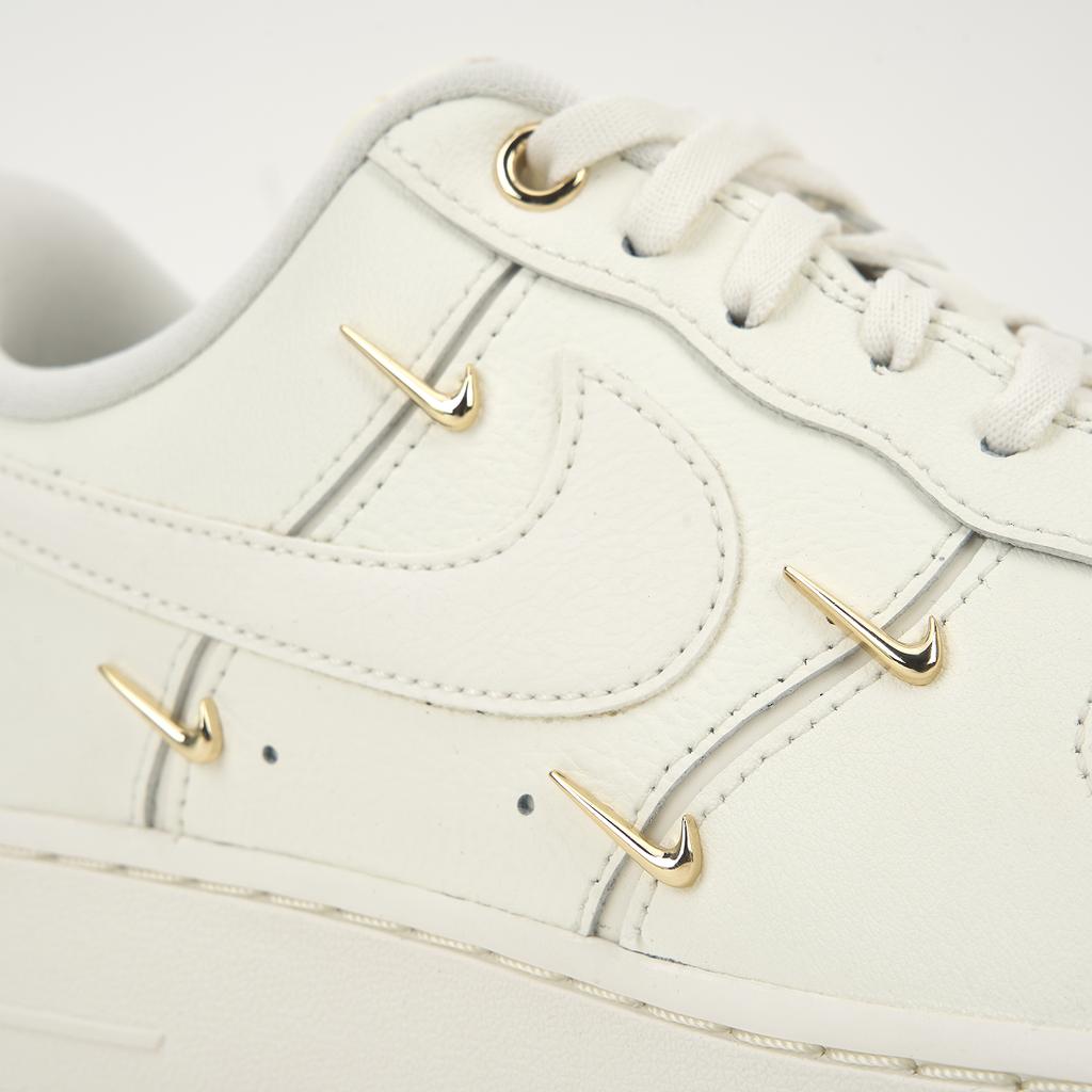 Nike Air Force 1 07 LX Mini Swoosh — женские кроссовки цвета металлик, золото, белый парус FV3654-111