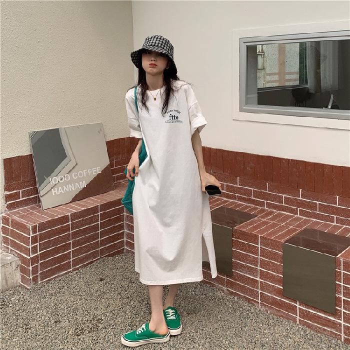 Женское летнее платье-футболка с разрезом и буквенным принтом размера плюс (2024)