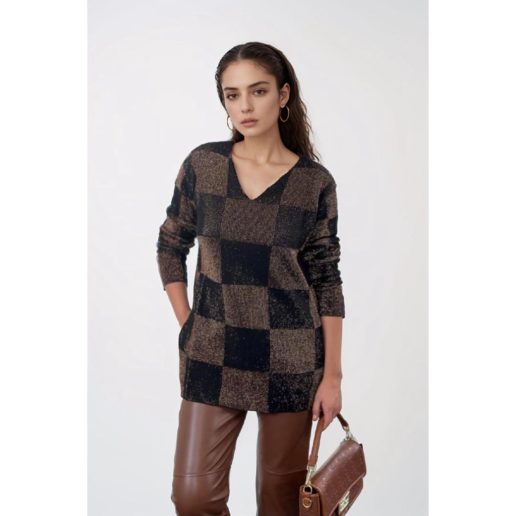 Женский блестящий свитер с квадратным узором серо-черного цвета с V-образным вырезом