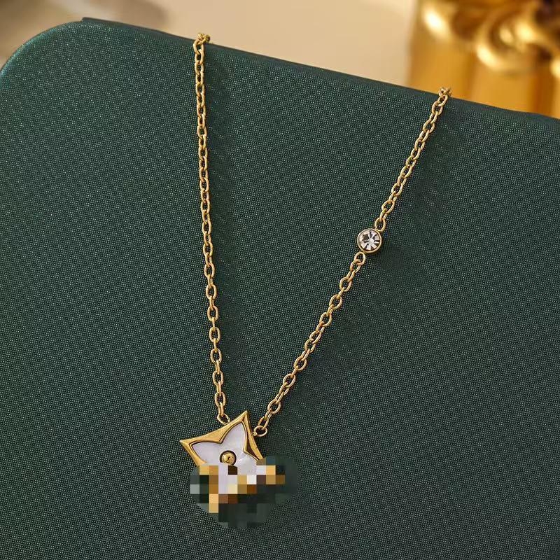 Браслет из титана с покрытием из 18-каратного золота 'Четырехлистный клевер' - Универсальный, не выцветающий, модный аксессуар класса люкс с перламутровыми акцентами