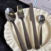 Утолщенный церемониальный набор из нержавеющей стали из 4 предметов: вилка, ложка, нож, ручка с противоскользящим покрытием, устойчив к коррозии и прост в уходе