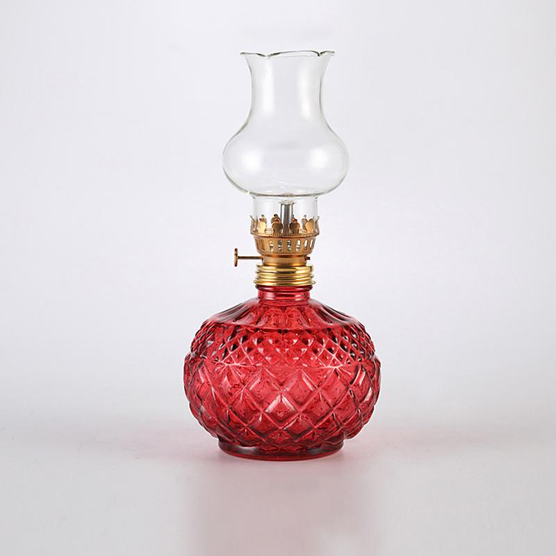 Масляная лампа перед Буддой, создающая атмосферу кемпинга. Осветительное приспособление