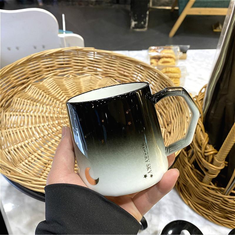 Кружка Creative Cup Literary Girl Mug с простым градиентным рисунком, звездным небом и изображением большого живота, керамическая, с крышкой и ложкой.