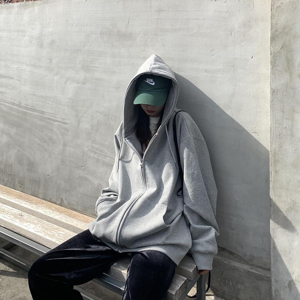 Мужской серый кардиган с капюшоном — легкая однотонная куртка с длинными рукавами для весны и осени