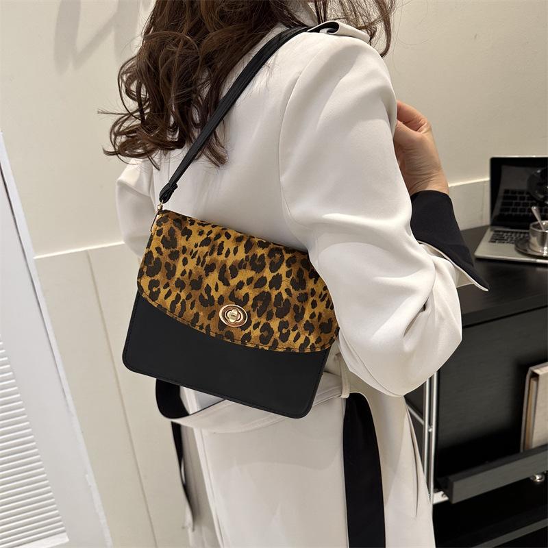 Зимняя сумка 2024 года высокого класса контрастного цвета для женщин в европейском и американском стиле, трендовый иностранный стиль, леопардовый принт, портативная диагональная сумка для женщин