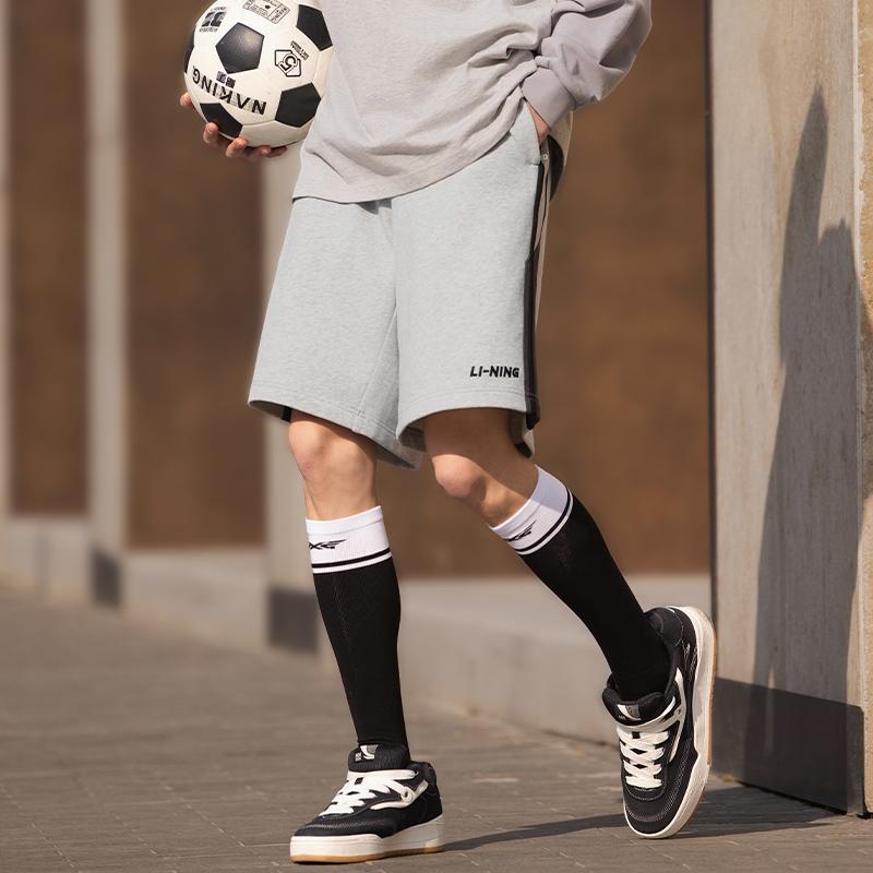 Li Ning Спортивная Модная Серия Новые Веселые Ретро Удобные Мягкие Вышивка Буквами Вязаные Повседневные Шорты Мужские шорты Цветочный-Серый Светло-Дымчато-Серый AKSU615-5