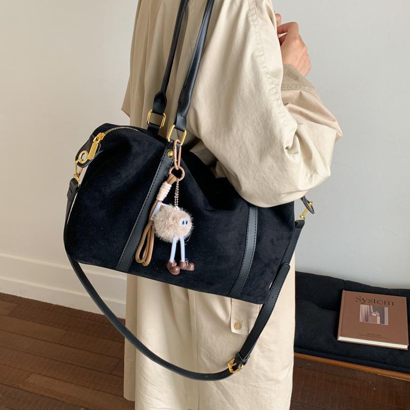 Замшевая сумка женская осень и зима 2025 новая нишевая дизайнерская сумка-мессенджер популярная матовая ретро портативная сумка-тоут