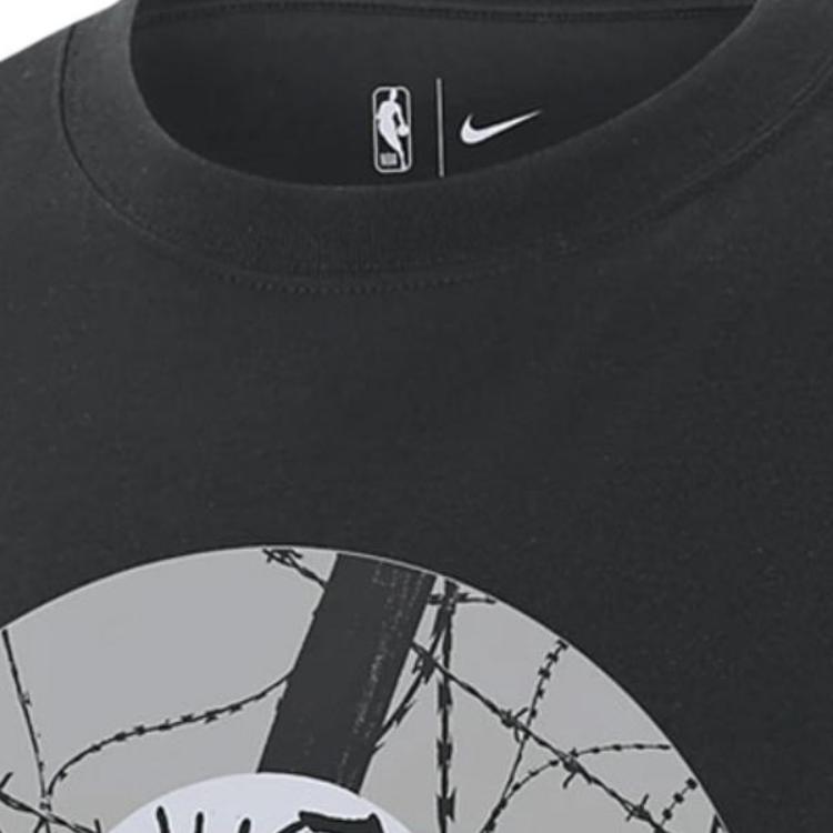 Nike X NBA Courtside Brooklyn Nets Графический принт Свободная баскетбольная рубашка с коротким рукавом Мужские топы черного цвета DR6289-010