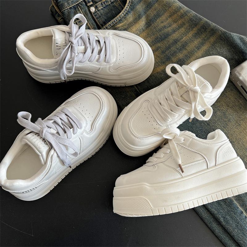 Students increase height, lightweight thick-soled white shoes, women's 2025 new popular versatile commuter leisure sports board shoes