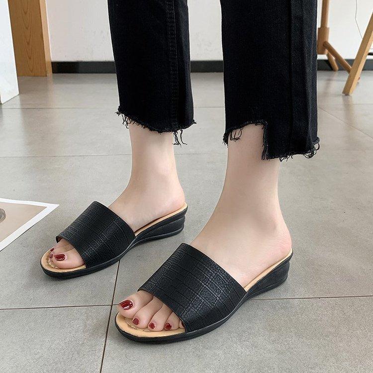 Классные тапочки женские 2025 новые летние тапочки в европейском и американском стиле с открытым носком на танкетке женские туфли